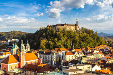 Vista aérea del castillo de Liubliana al atardecer en Eslovenia