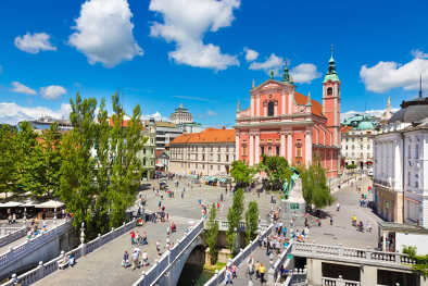  Plaza Preseren e Iglesia Franciscana de la Anunciación; Liubliana, Eslovenia, Europa.