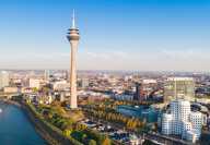 Veduta aerea della città di Düsseldorf in Germania con la torre Rheinturm sul fiume Reno