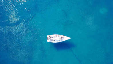 Un super yacht sur l'eau bleue