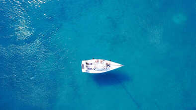Un super yacht sur l'eau bleue Un super yacht sur l'eau bleue