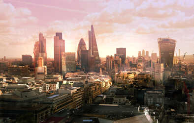 Vista de Londres al atardecer. Vista sobre el moderno distrito de negocios llamado "The City". Rascacielos con la cubierta 100% de cristal Vista de Londres al atardecer. Vista sobre el moderno distrito de negocios llamado "The City". Rascacielos con la cubierta 100% de cristal