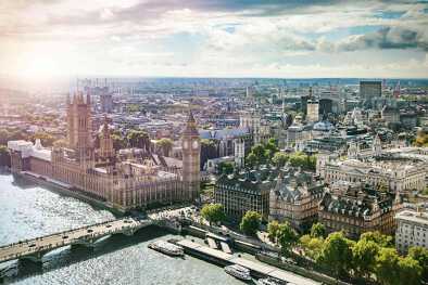 Vista aérea del Big Ben, el edificio del Parlamento y el puente de Westminster sobre el río Támesis, con destello de lente, Londres, Reino Unido, Europa
