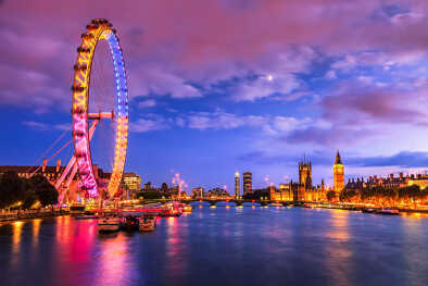 Londres en el crepúsculo. El ojo de Londres, el County Hall, el puente de Westminster, el Big Ben y las Casas del Parlamento. Londres en el crepúsculo. El ojo de Londres, el County Hall, el puente de Westminster, el Big Ben y las Casas del Parlamento.