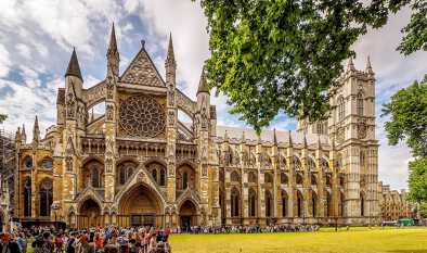 Vista de Westminster Abbey, Londres en temporada alta con una multitul esperando para entrar Vista de Westminster Abbey, Londres en temporada alta con una multitul esperando para entrar