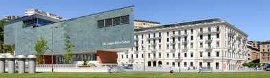 Personas visitando a pie el patio del museo LAC en Lugano, en la parte italiana de Suiza Personas visitando a pie el patio del museo LAC en Lugano, en la parte italiana de Suiza