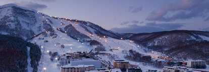 Vista aerea delle piste da sci di Sapporo, in Giappone, nell'oscurità serale