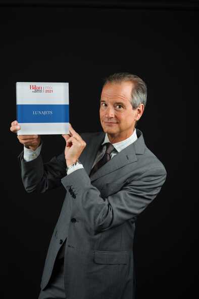 Eymeric Segard holding the 2021 Bilan Price Eymeric Segard holding the 2021 Bilan Price