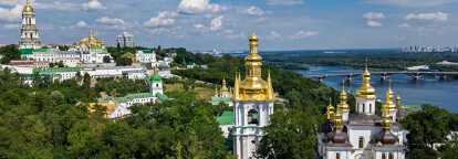 Vista aerea della Lavra Pechersk di Kiev e della Cattedrale di Santa Sofia con il fiume Dniepper sullo sfondo