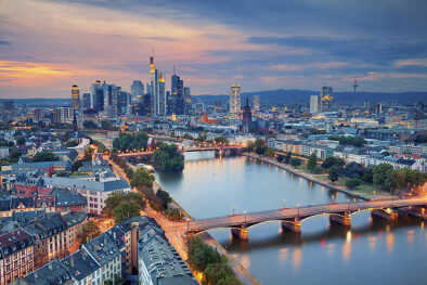 Francoforte sul Meno. Immagine dello skyline di Francoforte sul Meno durante l'ora blu del crepuscolo.