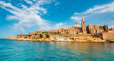 vista su La Valletta con la sua architettura dal mare