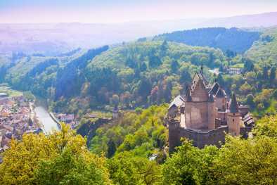 Castillo y valle de Vianden en Luxemburgo Castillo y valle de Vianden en Luxemburgo