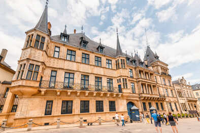 Luxemburgo: Turistas paseando por el Palacio del Gran Duque en Luxemburgo Luxemburgo: Turistas paseando por el Palacio del Gran Duque en Luxemburgo