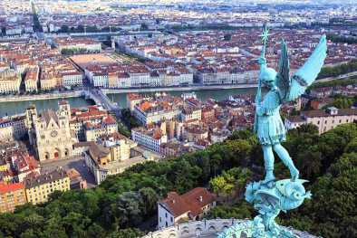 Famosa vista de Lyon desde lo alto de Notre Dame de Fourviere Famosa vista de Lyon desde lo alto de Notre Dame de Fourviere