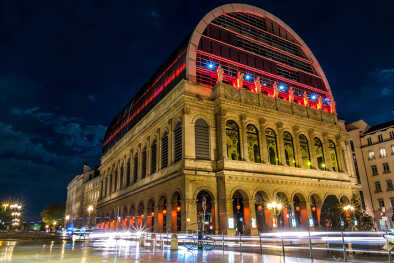 El edificio de la Ópera de Lyon se adentra en la noche con lightpainting