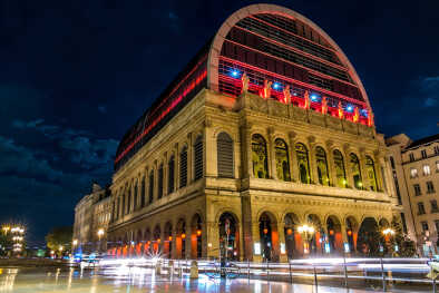 El edificio de la Ópera de Lyon se adentra en la noche con lightpainting El edificio de la Ópera de Lyon se adentra en la noche con lightpainting
