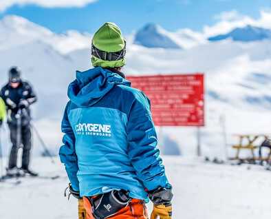 Un istruttore di sci e snowboard Un istruttore di sci e snowboard