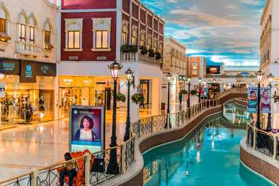 Interior de Villaggio Mall, un centro comercial ubicado en Aspire Zone en el extremo oeste de Doha, Qatar Interior de Villaggio Mall, un centro comercial ubicado en Aspire Zone en el extremo oeste de Doha, Qatar