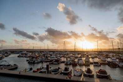 Puerto para yates en la isla de Saint Helier Jersey. Saturación de color naranja del atardecer tardío. Puerto para yates en la isla de Saint Helier Jersey. Saturación de color naranja del atardecer tardío.