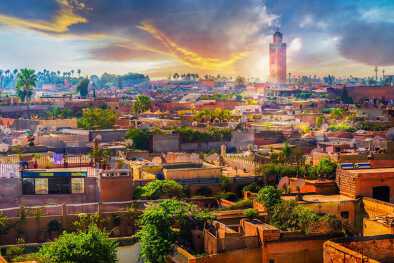 Vista panorámica de la ciudad de  Marrakech en Marruecos donde destaca la Medina en el centro dominando el entorno