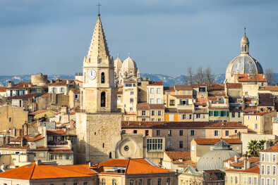 Skyline del quartiere Le Panier, il famoso centro storico di Marsiglia e una delle attrazioni turistiche più visitate della città, Francia Skyline del quartiere Le Panier, il famoso centro storico di Marsiglia e una delle attrazioni turistiche più visitate della città, Francia