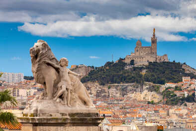 Marsiglia. La cattedrale di Notre Dame de la Garde in una giornata di sole. Marsiglia. La cattedrale di Notre Dame de la Garde in una giornata di sole.