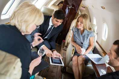 equipo empresarial trabaja en conjunto a bordo de un avión privado jet equipo empresarial trabaja en conjunto a bordo de un avión privado jet