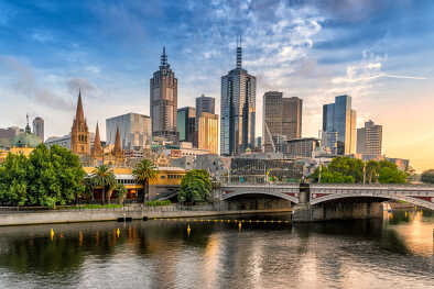La hermosa ciudad de Melbourne al atardecer