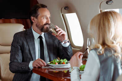 Menschen, die in einem Privatjet essen Menschen, die in einem Privatjet essen