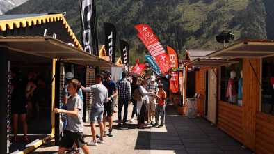 Persone che fanno acquisti nei negozi dell'Ultra Trail du Mont Blanc.