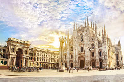 Catedral Duomo di Milano y galería Vittorio Emanuele en la Plaza Duomo en una mañana soleada, Milán, Italia.