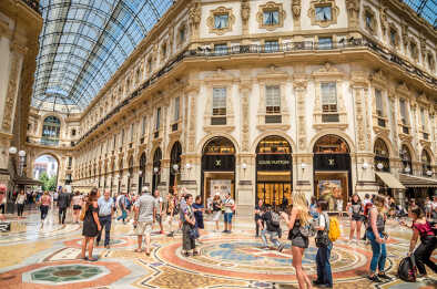 Galería Vittorio Emanuele en la Plaza del Duomo por la mañana, Milán, Italia Galería Vittorio Emanuele en la Plaza del Duomo por la mañana, Milán, Italia