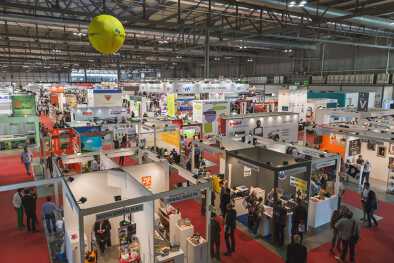 Un grande padiglione fieristico con stand espositivi Un grande padiglione fieristico con stand espositivi