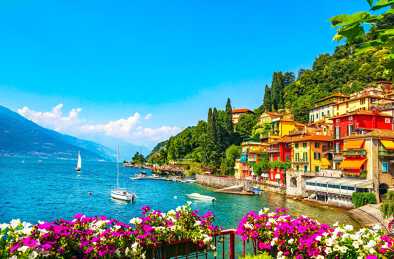 Ciudad de Varenna en el distrito del Lago de Como. Tradicional pueblo italiano a orillas del lago. Italia, Europa.