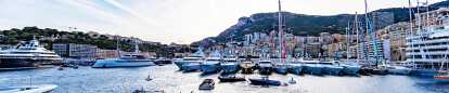 Vue par temps ensoleillé du port Hercule avec des yachts, des bateaux et des ferries à Monaco