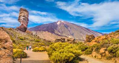 Vista panorámica de la única formación rocosa única de Roque Cinchado con la famosa cumbre del volcán Pico del Teide al fondo en un día soleado, Parque Nacional del Teide, Tenerife, Islas Canarias, España