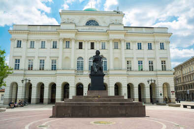 Palacio Staszic. La estatua de Copérnico se encuentra frente a la Societas Scientiarum Varsoviensis o Academia Polaca de Ciencias en Varsovia , Polonia