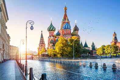 La Cattedrale di San Basilio sulla Piazza Rossa a Mosca e il sole autunnale del mattino