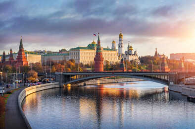 Mañana sobre el Kremlin de Moscú bajo el sol frente a la plaza Roja