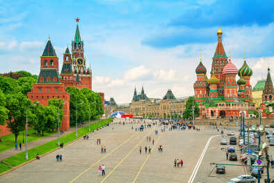 Kremlin y Catedral de San Basilio en la Plaza Roja de Moscú en verano, Rusia. El Kremlin de Moscú es una de las principales atracciones turísticas de Europa. Hermoso panorama soleado del centro de Moscú. Sitio de la UNESCO.
