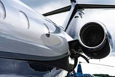 El lateral y el motor de un jet privado