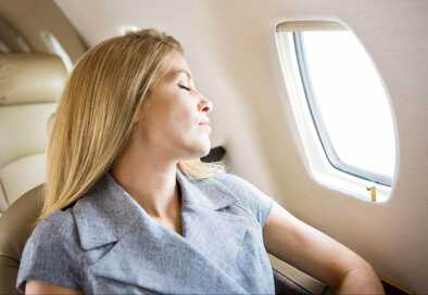 Mujer en un jet privado disfrutando de un relajante viaje