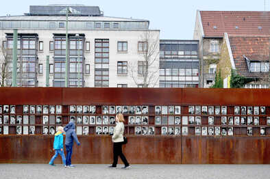 Monumento del Muro de Berlín con fotos de personas y visitantes. Rememorando la catástrofe y holocausto de la guerra mundial en alemania Monumento del Muro de Berlín con fotos de personas y visitantes. Rememorando la catástrofe y holocausto de la guerra mundial en alemania