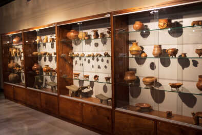 Vitrine avec pièces arquéologiques du musée du Jade au Costa Rica