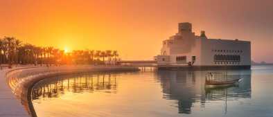 Paseo marítimo del parque de Doha y el Museo de Arte Islámico durante la puesta de sol, Qatar. Paseo marítimo del parque de Doha y el Museo de Arte Islámico durante la puesta de sol, Qatar.