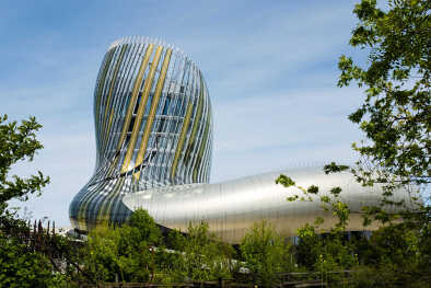 La cite du vin, il museo del vino di Bordeaux vicino al fiume Garonna. Bordeaux, Aquitania. Francia.