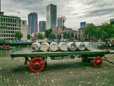L'installazione all'aperto del Porto del Museo Marittimo di Rotterdam del vero carro a cavalli carico di fusti di pesce.