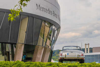 Mercedes-Benz 190 SL cabrio, auto d'epoca tedesca, all'evento Cars & Coffee presso il Museo Mercedes-Benz. Mercedes-Benz 190 SL cabrio, auto d'epoca tedesca, all'evento Cars & Coffee presso il Museo Mercedes-Benz.