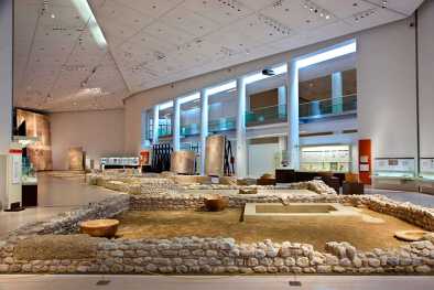 El museo arqueológico de Patras. Aquí puedes ver parte de la sala "Vida privada" en las 3 grandes secciones temáticas.