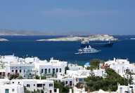 Maison blanche avec la mer Méditerranée en arrière-plan et un yacht et un paquebot en été